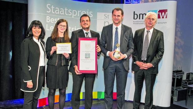 MWFW-Generaldirektor Harald Kaszanits überreichte den Staatspreis &quot;Beste Lehrbetriebe - Fit for Future 2015&quot; in der Kategorie Großbetriebe an die Meusburger Georg GmbH &amp;amp; Co KG