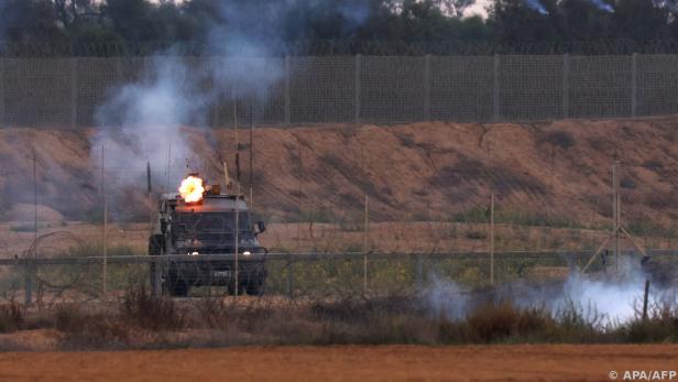 Israelische Truppen sichern den Grenzzaun zum Gazastreifen