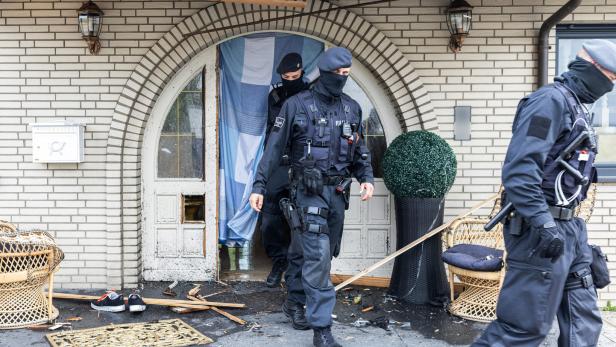 Die deutsche Polizei bei einer Razzia gegen Clankriminalität