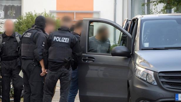Polizisten bei einer Razzia gegen Schleuserkriminalität in Bremen.