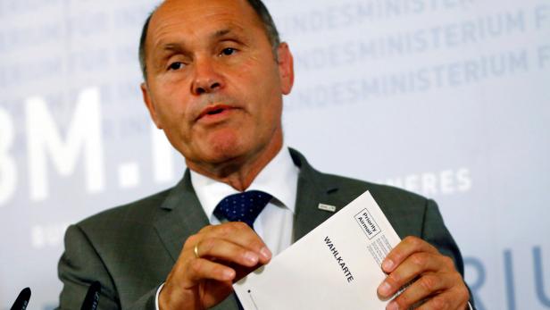 Innenminister Wolfgang Sobotka mit einer Wahlkarte