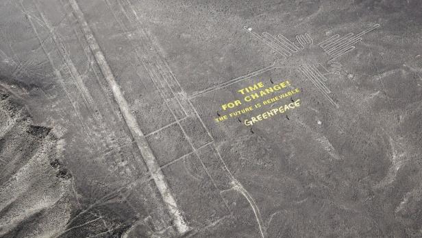 Luftaufnahme der Nazca-Linien mit einer Botschaft von Greenpeace: „Time for change! The future is renewable“.