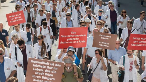 2000 Ärzte protestieren in der City