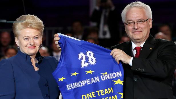 epa03768738 The President of Lithuania, Dalia Grybauskaite (L), gives a T-shirt bearing European Union slogans to the Croatian President Ivo Josipovic (R) during the ceremony marking Croatia&#039;s accession to the European Union in Zagreb, Croatia, 30 June 2013. Following the successful ratification of its European Union Accession Treaty by the national parliaments of the 27 Member States, the Republic of Croatia is set to join the EU as the 28th member on 01 July 2013. EPA/ANTONIO BAT