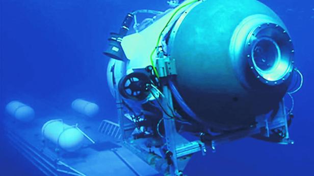 Ein bemanntes Tauchboot befindet sich unter Wasser.