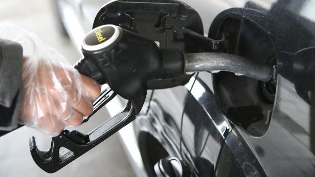 Eine Person betankt ein Auto mit Dieselkraftstoff.