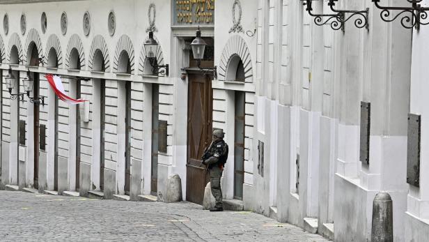 Aufruf zur Gewalt gegen Juden in aller Welt: Cobra bewacht jüdische Einrichtungen