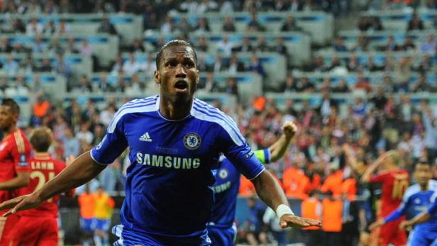 Didier Drogba jubelt im Trikot von Chelsea vor einer Zuschauermenge.