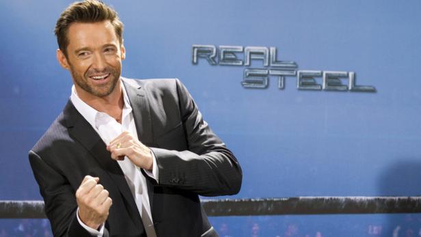 Hugh Jackman posiert vor dem „Real Steel“-Logo.
