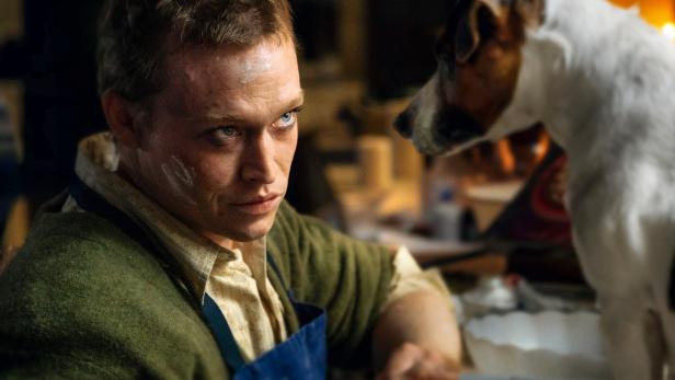 Auf den Hund gekommen: Caleb Landry Jones spielt hingebungsvoll einen einsamen Tierfreund in Luc Bessons „DogMan“