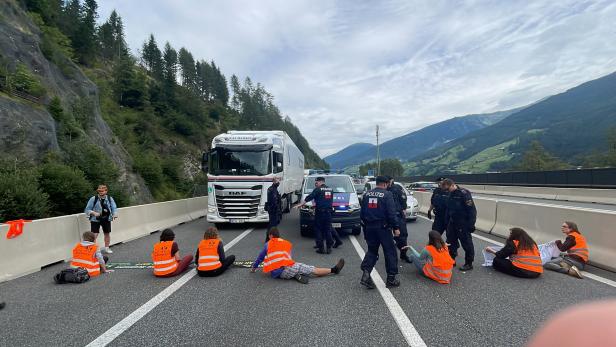 Klimaaktivisten bei einer Blockade der Brenner Autobahn