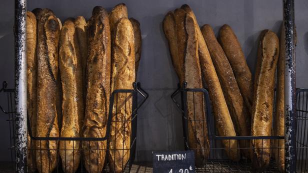 In zwei Körben liegen frisch gebackene Baguettes zum Verkauf.