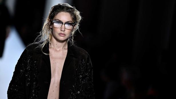 Gigi Hadid mit großer Brille auf dem Laufsteg.