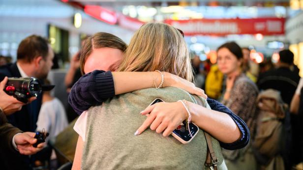 ANKUNFT EINES EVAKUIERUNGSFLUGES AM FLUGHAFEN WIEN