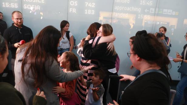 Wiedersehen nach der Evakuierung aus Israel am Flughafen Wien
