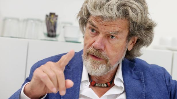 Bergsteiger-Legende Reinhold Messner erhebt den Finger.