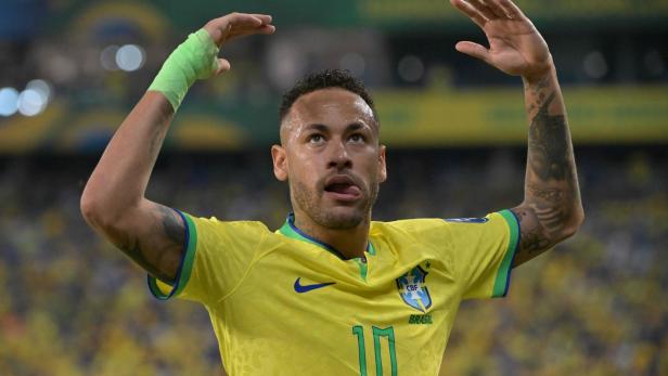 Video: Neymar wird mit Popcorn beworfen und legt sich mit den Fans an |  kurier.at