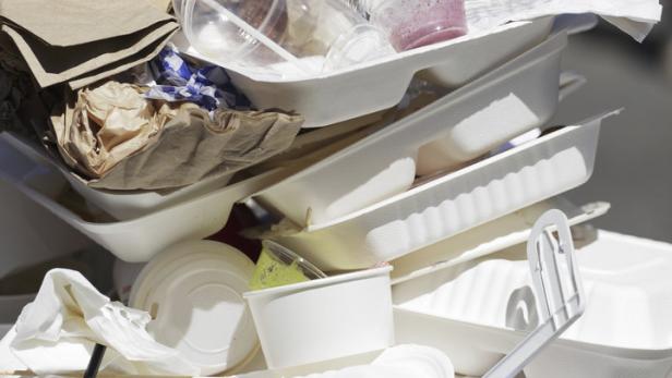 Papier gegen Plastik: Wer gewinnt das Ökoduell?