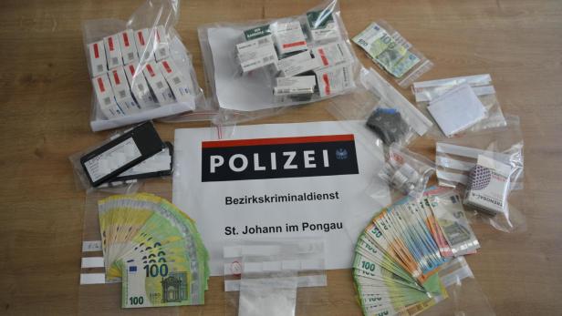 Die Polizei stellte Bargeld, Kokain und gefälschte Banknoten sicher