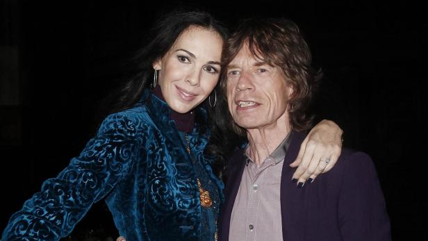 Mick Jagger mit einer Frau, die ihre Hand auf seine Schulter legt.