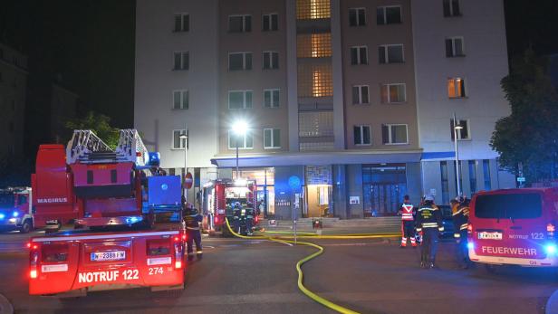 Brand in Matzleinsdorfer Hochhaus: Großeinsatz