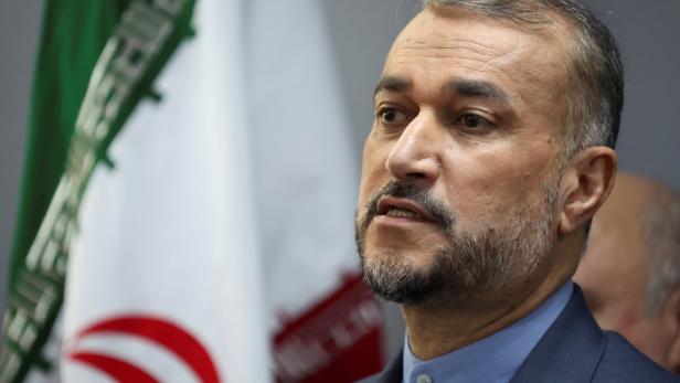 Iranian Foreign Minister Hossein Amirabdollahian speaks during a joint press conference with Lebanon's caretaker Foreign Minister Abdallah Bou Habib in Beirut Irans Außenminister Hussein Amirabdollahian.