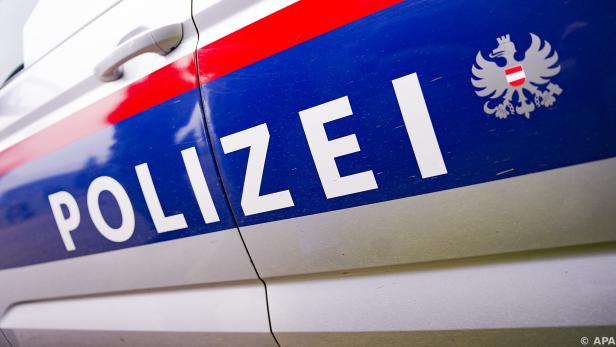 Österreichisches rot-blaues Polizei-Logo auf einem Wagen.