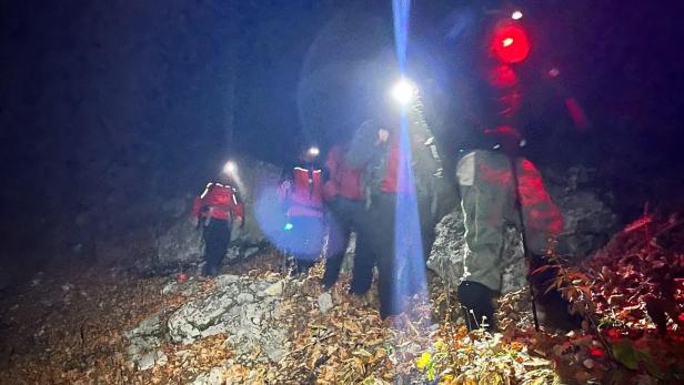 Drei Personen in Dunkelheit vom Schneeberg gerettet