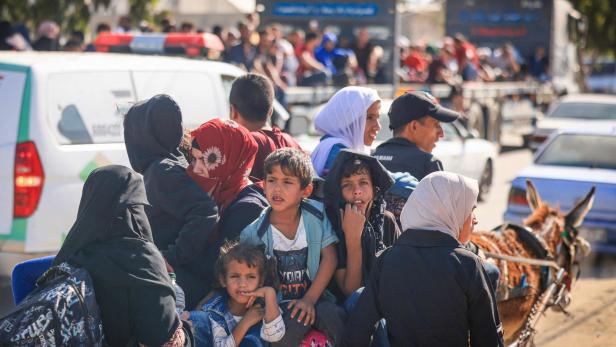 Menschen versuchen Gaza-Stadt zu verlassen. 