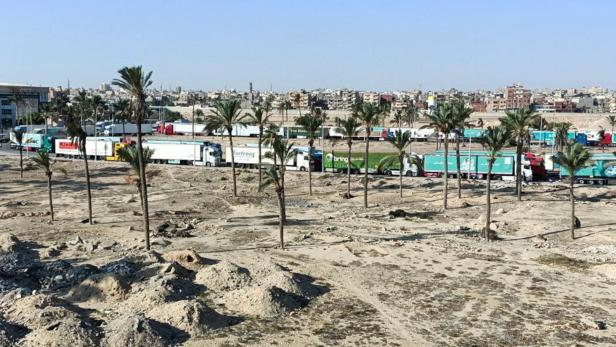 Lkws mit Hilfsgütern warten am Grenzübergang bei Rafah. 