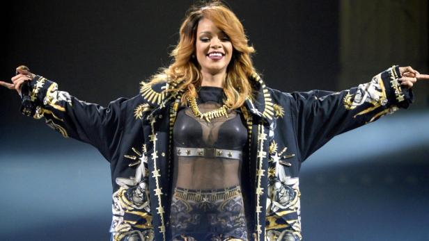epa03767100 Barbadian singer Rihanna performs on stage during her concert at the Hallenstadion in Zurich, Switzerland, 29 June 2013. EPA/WALTER BIERI