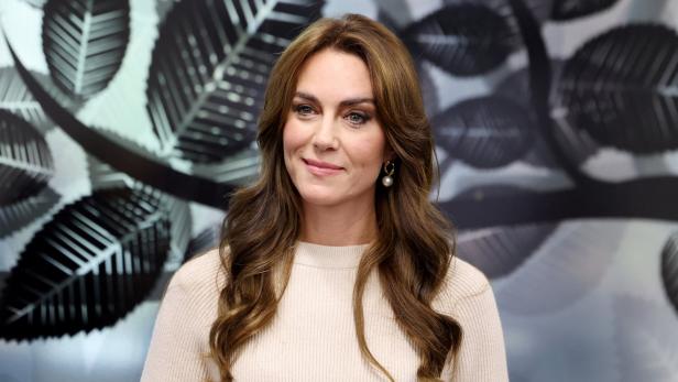 Catherine, Prinzessin von Wales, lächelt in die Kamera.