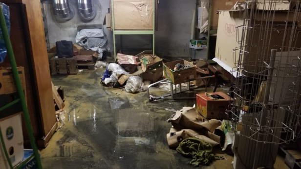 Antiquitätengeschäft unter Wasser: Rohrbruch in der "Glasfabrik"