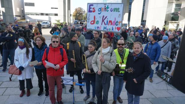 Musikschulpädagogen marschierten vor dem Landhaus auf