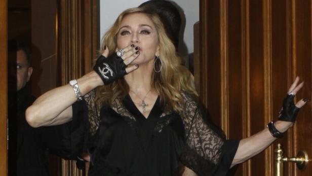 Madonna wirft einen Kuss in die Kamera.