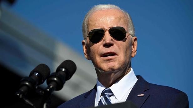 Joe Biden mit Sonnenbrille auf dem Weg nach Israel