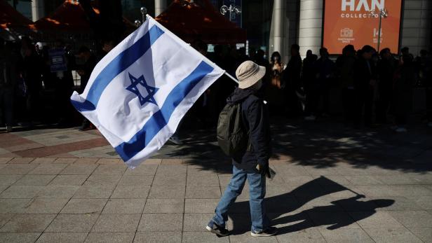 Israelische Flagge wird von einer Person getragen