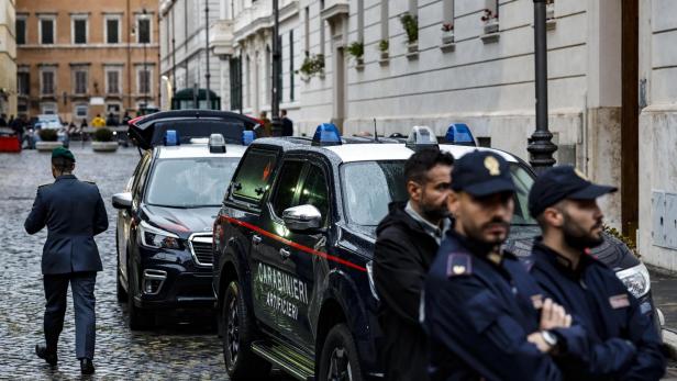 Italienische Polizei steht auf der Straße