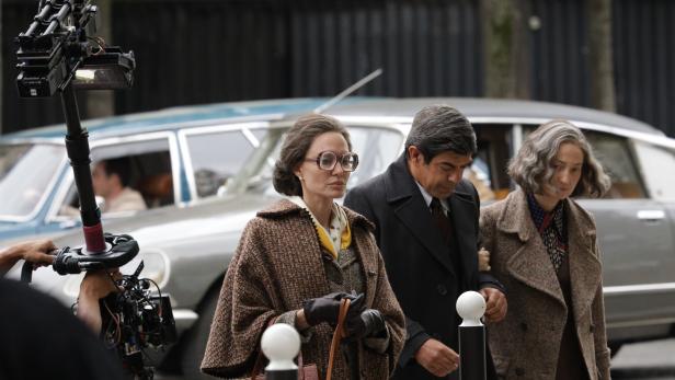 Angelina Jolie und andere Schauspieler drehen eine Szene in Paris.