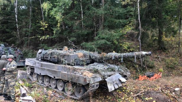 Der ramponierte Kampfpanzer Leopard am Dienstag nach der Bergung