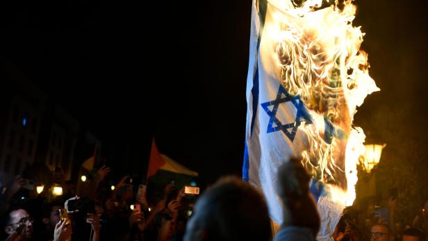 Brennende Israelflagge bei Protest nach Angriff auf Krankenhaus