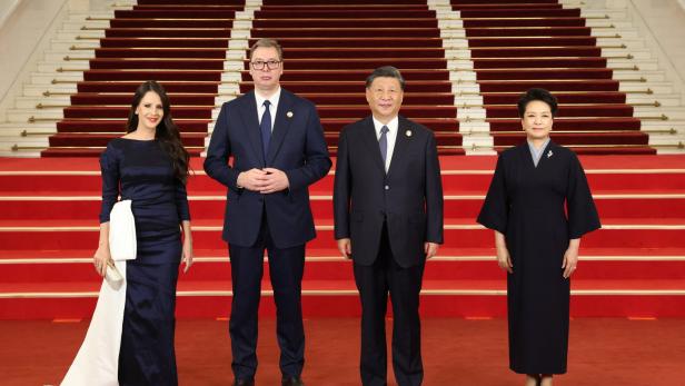 Aleksandar Vučić und Xi Jinping mit ihren Ehefrauen am Dienstag in Peking