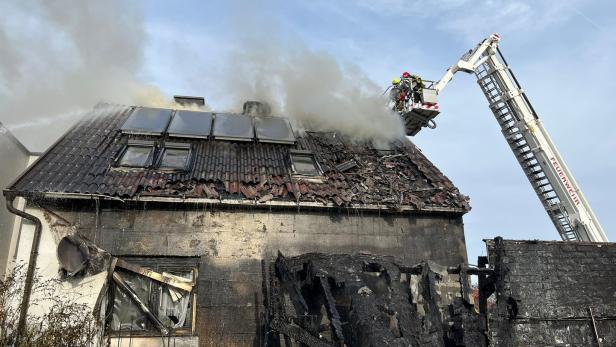 Brennendes Wohnmobil steckte Einfamilienhaus in Brand