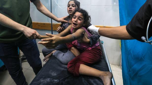Weinende Kinder auf einem Spitalsbett in Gaza