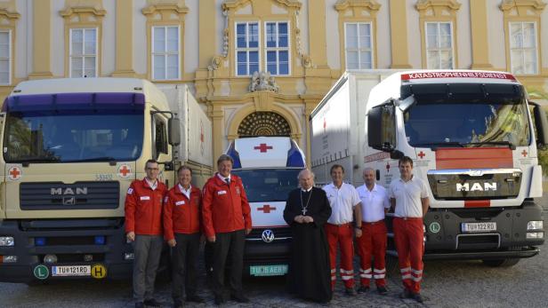 Vertreter des Roten Kreuz NÖ und des Stift Melk mit der Hilfslieferung