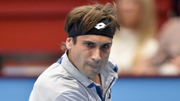 David Ferrer trägt ein Stirnband während eines Tennisspiels.