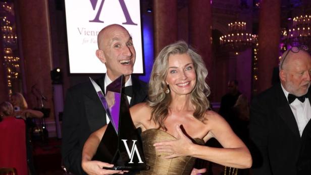 „Style Icon“-Gewinnerin Paulina Porizkova mit ihrem Award und ihrem neuen Freund Jeff Greenstein
