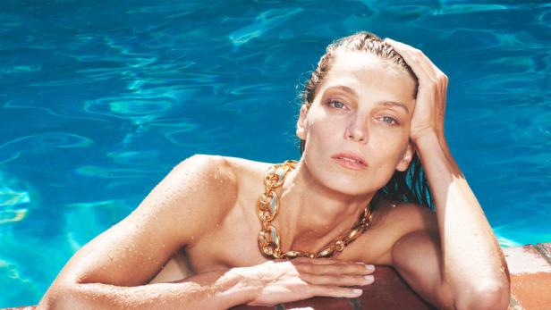 Daria Werbowy lehnt am Rand eines Schwimmbeckens.