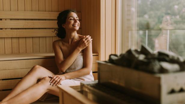 Frau entspannt in der Sauna
