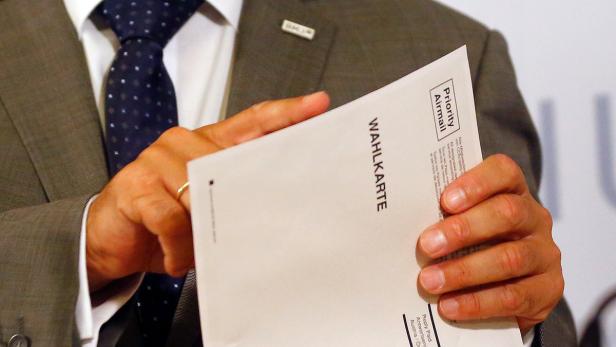 Innenminister Wolfgang Sobotka präsentiert die defekte Wahlkarte